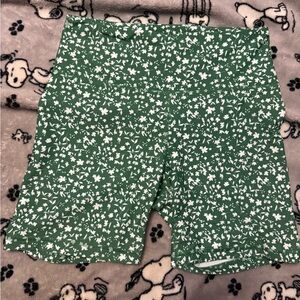3/$21 Old Navy Green Floral Bike 5” Shorts Medium